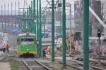 POZNAŃ (Woiwodschaft Großpolen), 29.04.2013, Wagen 654 als Tramlinie 10 nach Dębiec bei der Ausfahrt aus der Haltestelle Dworzec PKS (im Hintergrund sind die umfangreichen Arbeiten am und um den Hauptbahnhof zu erkennen)