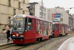 19. September 2011, Polen, Wroclaw (Breslau), Straßenbahnzug der Linie 23 mit Wagen 2408 und einem weiteren Tw gleichen Typs.  1974–1994 wurde der 105Na von Konstal (heute „Alstom Konstal S. A.“) in Chorzów hergestellt. Er wurde in verschiedenen Varianten modernisiert.