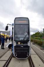 Ganz schön schmal wirkt die Front der PESA Twist Tram für Wroclaw.

Berlin 25.09.2024