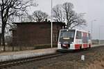 Polen Koleje Wielkopolskie Strecke 328 Leszno-Wolsztyn-Zbąszynek: SA105-001, Zug 77653 Leszno-Wolsztyn, Nowy Solec, 4. April 2022. 1980 hiess die Haltestelle noch Solecko.