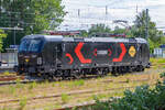 RADEK die Polnische Freightliner Mietlok 370 061 in Bergen auf Rügen fotofreundlich zwischen Licht-und Oberleitungsmasten abgestellt wurde gerade aufgerüstet.