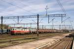 232 005-9 steht am 17.04.2014 in den großzügigen Bahnanlagen von Węgliniec zur Abfahrt bereit