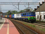 EU07-141 und EU07-080 der Ecco Rail mit einem Containerzug bei der Durchfahrt durch Poznań Starołęka, Polen, 19.05.2019.