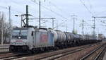 Lotos Kolej Sp. z o.o., Gdańsk [PL] mit der Railpool Lok  E 186 276-2  [NVR-Nummer: 91 80 6186 276-2 D-Rpool] und einem Kesselwagenzug am 22.02.23 Durchfahrt Bahnhof Flughafen BER Terminal 5