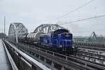 Während eines Schauers überquert 620 461-5 mit einem Kesselwagenzug die Westoder südlich von Stettin bei Ustowo.

Stettin 24.07.2023