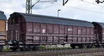 Polnischer gedeckter Drehgestell-Schüttgutwagen mit Schwenkdach u. mit Schwerkraftentladung vom Einsteller Ost-West Logistic Poland Sp. z o.o. mit der Nr. 31 RIV 51 PL-OWLP 0820 689-9 Tads in einem Ganzzug am 18.04.24 Höhe Bahnhof Rodleben.
