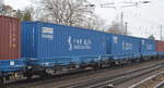 Weiterhin üblich (es fehlen wohl weiterhin ausreichend viele Containertragwagen) in den polnischen Containerzügen der PKP Cargo, es werden zweiachsigen Flachwagen mit Seitenborden zum