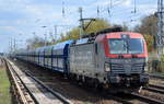 PKP CARGO S.A., Warszawa [PL] mit  EU46-511  [NVR-Nummer: 91 51 5370 023-1 PL-PKPC] und einen Ganzzug Selbstentladewagen (wahrscheinlich polnische Kohle) am 21.04.21 Berlin Hirschgarten.