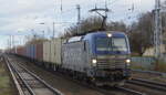 PKP CARGO S.A., Warszawa [PL] mit  EU46-513  [NVR-Nummer: 91 51 5370 025-6 PL-PKPC] und Containerzug am 16.12.21 Berlin Hirschgarten.