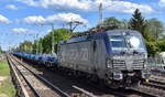 PKP CARGO S.A., Warszawa [PL] mit ihrer  EU46-517  [NVR-Nummer: 91 51 5370 030-6 PL-PKPC] und einem Ganzzug firmeneigener Drehgestell-Flachwagen mit Stahlbramen beladen am 27.04.24 Höhe Berlin
