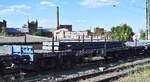 Sechsachsiger Drehgestell-Flachwagen vom Einsteller PKP Cargo mit Stahlbrammen beladen mit der Nr. 31 RIV MC 51 PL-PKPC 4861 262-7 Samms-XX in einem Ganzug am 14.05.24 Höhe Bahnhof Magdeburg-Neustadt.
