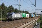 PKP Cargo EU46-507 passiert am 12.08.2025 mit einem KLV-Zug den Bahnhof Golm