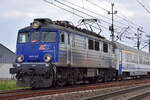 PKP Intercity spółka z o.o., Warszawa [PL] mit ihrer  EP07-1017  (NVR:  91 51 1 140 142-7 PL-PKPIC ) und einem Intercity-Zug am 13.03.24 Einfahrt Bahnhof Kostrzyn nad Odrą.