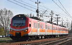 Polregio sp. z o.o. mit ihrem Regionalzug  EN57AL-1230ra / 2 121 884-2  (NVR:  94 51 2 121 884-2 PL-PREG ) bei der Einfahrt Bahnhof Kostrzyn nad Odrą am 20.03.24