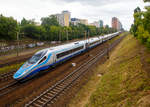 
Ein Hauch von Italien und der Schweiz in Polen.....
Der  blaue Pinocchio  PKP ED 250 – 006 als Express InterCity Premium (EIP) am 26.06.2017 hier kurz vor dem Bahnhof Warszawa Ochota, nach deren Durchfahrt erreicht er dann den Bahnhof Warszawa Centralna (Warschau Zentral).

Die Hochgeschwindigkeitszüge der Baureihe ED 250 gehören zur Alstom Produktfamilie Pendolino, sie erreichen eine Höchstgeschwindigkeit von 250 km/h und sind seit dem 14. Dezember 2014 als Express InterCity Premium planmäßig in Polen unterwegs. Die PKP hat 20 dieser Züge gekauft, zurzeit läuft auch die Zulassung für deutsche Gleise. Der Express InterCity Premium (EIP) ist die höchste polnische Zuggattung. 

Aber, auch wenn die siebenteiligen ED 250-Triebzüge zur Produktfamilie Pendolino (ähnlich ETR 600 und ETR 610) gehören, so wurde nicht die namensgebende Neigetechnik verbaut, da das Einsatzprofil der Züge in Polen keine signifikanten Vorteile durch Neigetechnik erfahren hätte. 

Ein ED 250-Triebzug besteht aus sieben Wagen, die von acht wassergekühlten Drehstrom-Asynchronmotoren mit einer Leistung von je 708 kW angetrieben werden. Der Wagenkasten wurde aus Aluminium gefertigt, als Zugsicherung sind verschiedene Systeme an Bord. 

Die modernen elektrischen Triebzüge werden aktuell nur innerhalb Polens eingesetzt, hierbei wird ETCS Level 1 und 2 sowie SHP verwendet. Der Hersteller Alstom ist jedoch verpflichtet, den Einsatz in Deutschland, Österreich und Tschechien zu ermöglichen, was durch das Vorhandensein von LZB, PZB und Mirel bereits in der Grundkonzeption berücksichtigt wurde. Im Frühjahr 2017 begannen Testfahrten mit dem Ziel die notwendigen EBA-Zulassungen zu bekommen. 

TECHNISCHE DATEN: 
Nummerierung (UIC):  2 370 001–2 370 020
Gebaute Anzahl:  20
Spurweite:  1.435 (Normalspur) 
Achsformel: 1A’A1’+1A’A1’+2’2’+2’2’+ 2’2’+1A’A1’+1A’A1’
Länge:  187.400 mm
Höhe:  4.100 mm
Breite:  2.830 mm 
Fußbodenhöhe:  1.260 mm
Radsatzfahrmasse:  17 t
Höchstgeschwindigkeit:  250 km/h
Dauerleistung:  5.664 kW
Stromsystem:  3000 V DC / 15 kV 16,7 Hz AC / 25 kV 50 Hz AC
Anzahl der Fahrmotoren:  8 (Drehstrom-Asynchronmotoren)
Kupplungstyp:  Scharfenbergkupplung
Sitzplätze:  402 (45 in der ersten und 357 in der zweiten Klasse)
