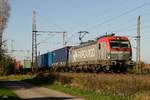 193-502 PKP mit Containerzug in Dedensen Gümmer, am 14.10.2017.