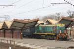 Im Grenzbahnhof Przmysl in Polen zur Ukraine hin rangiert am 15.2.2008  die sechsachsige PKP Breitspur Lok SM 48 052 Schnellzugwagen.