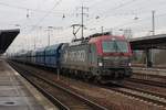 EU46-505 der PKP Cargo mit einem Schüttgutwagenzug bei der Durchfahrt in Berlin-Schönefeld Flughafen in Richtung Grünauer Kreuz am 20.02.2017