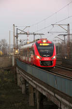 35WE-004F der Warschauer SKM wurde bei der Einfahrt in den Bahnhof Warszawa Wschodnia fotografiert.