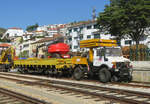Auch im Dourotal müssen die Gleise unterhalten werden: Zweiwegfahrzeug mit Materialwagen in einem Unterwegsbahnhof.