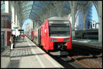 Der schönste Bahnhof von Lissabon ist zweifelsohne der durch die Expo entstandene Bahnhof Oriente. Am 20.3.2018 steht hier der Triebwagen CP 3520 am Bahnsteig.