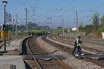 Um im Bahnhof von Ovar von einem Bahnsteig zum Anderen zu kommen, müssen die Gleise überquert werden, die durch eine Fußgängerampel gesichert sind (11.10.2017).