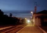 Impressionen von der Algarve: der vorletzte Zug des Tages mit voll aufgeblendetem Dreilicht-Spitzensignal. Tavira, 22.5.2011