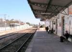 ALCANTARILHA (Distrikt Faro/Concelho Silves), 02.02.2005, Bahnhof Alcantarilha; im Hintergrund nähert sich ein Triebzug in Richtung Lagos