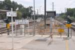 COIMBRA (Distrikt Coimbra), 24.09.2013, Gleisübergangssicherungsanlage im Bahnhof Coimbra-B, dem etwas außerhalb der Stadt gelegenen Fern- und Regionalbahnhof; hier rennt keiner aus Versehen vor einen Zug und es ist deutlich komfortabler als in Deutschland, wo man sich bei Seitenbahnsteigen entweder auf dem Hinweg oder auf dem Rückweg durch lange Brücken- oder Tunnelquerungen einen Wolf läuft