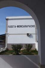 FUSETA (Distrikt Faro), 03.02.2022, Blick vom nicht mehr genutzten Güterschuppen zum nicht mehr genutzten Bahnhofsgebäude vom Bahnhof Fuseta-Moncarapacho