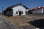 LEIRIA (Distrikt Leiria), 23.08.2019, ehemalige Güterabfertigung des Bahnhofs; rechts vom Gebäude lagen mehrere Gleise