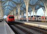 So verwirrend die unteren, aus nacktem Beton gefertigten Ebenen dieses Bahnhofs auch sind - die hohe, lichte Bahnhofshalle ist schon beeindruckend.  Lissabon Oriente , 19.9.2014 