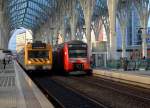 In Portugal liebt man die Farbe - auch bei der Eisenbahn! Hier in schönem Kontrast zur Konstruktion der Bahnhofshalle.  Lissabon Oriente , 19.9.2014