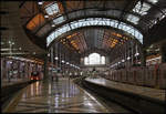 Blick in die Halle des Kopf Bahnhof Rossio in Lissabon am 19.03.2018.Der Bahnhof Rossio liegt direkt in der Stadt nahe dem Restauradores Platz. Er ist ein vollständig überdachter Kopfbahnhof, wo die Nahverkehrszüge aus den nordöstlichen Vorortstrecken wie z. B. Sintra ankommen. Die Züge fahren von den Bahnsteigen aus direkt in einen Tunnel! Hier verschwindet ein 