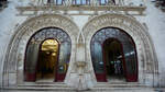 Das im manuelinischen Stil gestaltete Eingangsportal des 1890 eröffneten Kopfbahnhofes Rossio in der Innenstadt der portugiesischen Hauptstadt Lissabon.