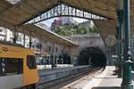 Durch diese Tunnel fahren alle Züge in den Kopfbahnhof von Porto São Bento bzw.