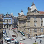 Auf der rechten Seite ist das Hauptportal des Bahnhofes São Bento in Porto zu sehen.