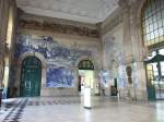 Blick auf die Nordwand des Bahnhofes  Sao Bento  zu Porto, verziert mit den blauen Kacheln,  Azulejos  genannt.