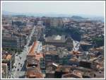 Nach schweisstreibendem Aufstieg auf den Kirchturm Torre dos Clrigos bot sich mir eine gute Sicht auf den Stadtbahnhof Porto So Bento. (14.05.2011)