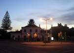 Impressionen von der Algarve: der Bahnhofsvorplatz von Tavira im Abendlicht.