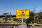 OLHÃO (Distrikt Faro), 27.01.2022, Bahnübergang - exclusiv für Fußgänger - an der Linha do Algarve in Olhão -  Halte   Höre   Schaue 