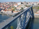 Ein Fahrzeugduo der Metro befährt Mitte Januar 2017 die Brücke Ponte Luis I. in Porto, welche über den Fluss Douro führt.