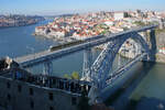 Ein Fahrzeugduo der Metro befährt Mitte Januar 2017 die Brücke Ponte Luis I. in Porto, welche über den Fluss Douro führt.