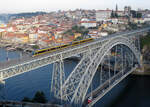 Die Metro Porto überquert auf dem Viadukt Ponte Luis I den Fluss Douru mitten in der Stadt. Porto, 27.09.2018