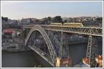 Metro do Porto. Zwischen Porto und Vila Nova de Gaia berspannt die Ponte Dom Luis I den Douro. Das obere Stockwerk ist fr die Linie D der Metro und Fussgnger reserviert, auf der unteren Ebene fahren die Autos und auch Fussgnger knnen dort den Stadtteil wechseln. (14.05.2011)