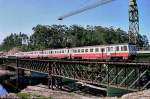 Die beiden Triebzge 9610+9620 berqueren den Rio Ave bei Vila do Conde (14. Mai 1988). Die alte Brcke war ein beliebtes Fotomotiv. Hier ist bereits eine Seite durch den Neubau verdeckt. Bald wird die alte Brcke ganz verschwunden sein.