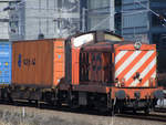 Die Diesellokomotive CP 1437 bei der Einfahrt in den Bahnhof Lissabon Oriente.