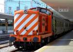 Rangierlok der Baureihe 1400 am Bahnsteig von  Santa Apolónia  in Lissabon.