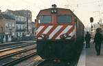 Nach fast 24 Stunden Fahrt ist der Süd-Express von Paris nach Lissabon an einem sonnigen Aprilmorgen 1984 in Pampilhosa angekommen. Die 1962, die ihn an der spanisch-portugiesischen Grenze übernommen und ihn von Vilar Formoso über die nicht elektrifizierte Linha da Beira Alta hierher brachte, kuppelt ab und macht Platz für eine elektrische Lok der Reihe 2600. Für mich eine gute Gelegenheit, vom Liegewagen noch vorne zu sputen und erste Aufnahmen von CP-Lokomotiven zu machen. Die Lok gehört zu einer Serie von 25 Lokomotiven, die die Montreal Locomotiv Works 1979 auf der Basis der ALCO MXS637 an die Caminhos Portugiese lieferte.