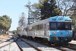 OLHÃO (Distrikt Faro), 01.03.2022, Zug Nr. 0453 als Regionalzug nach Vila Real de Santo António bei der Ausfahrt aus dem Bahnhof Olhão